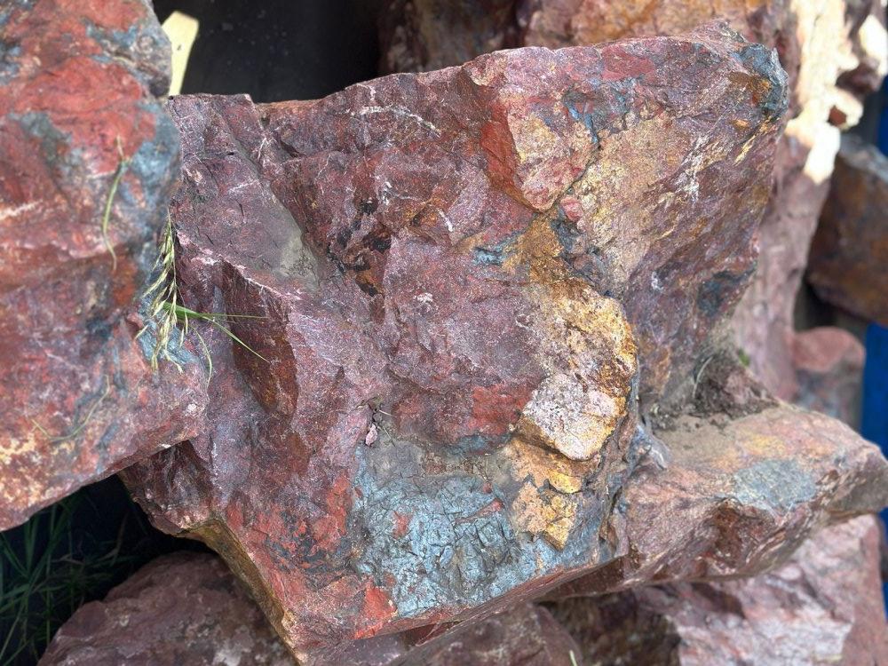 Камни для ландшафтного дизайна красно-фиолетовые 10-60 килограмм купить в Республике Крым