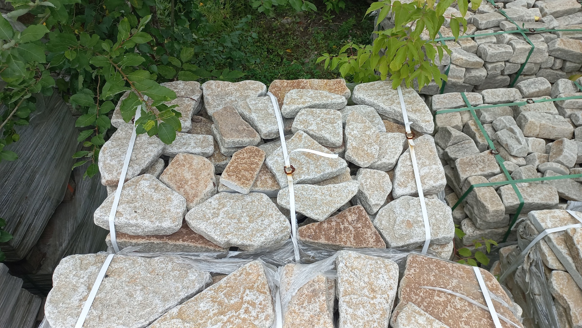 Плитняк галтованный гранитный для ландшафтного дизайна купить в Республике Крым