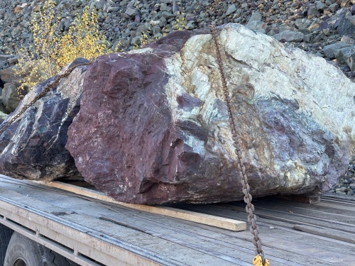 Огромные красно-фиолетовые валуны для ландшафтного дизайна весом более 5 тонн купить в Республике Крым