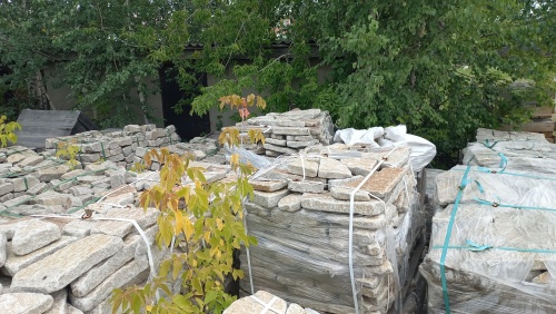 Плитняк галтованный гранитный для ландшафтного дизайна купить в Республике Крым