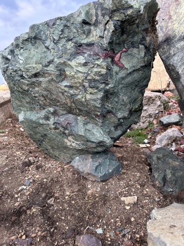 Гигантские зелёные валуны для ландшафтного дизайна весом более 5 тонн купить в Республике Крым