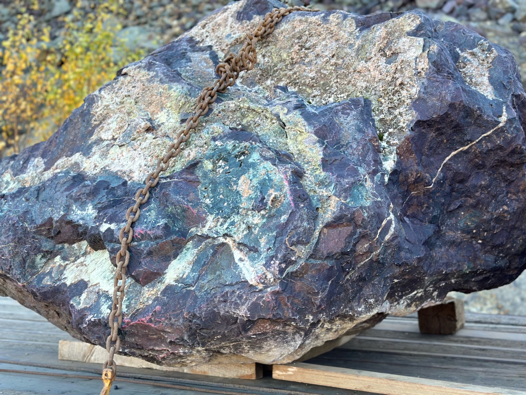 Огромные красно-фиолетовые валуны для ландшафтного дизайна весом более 5 тонн купить в Республике Крым