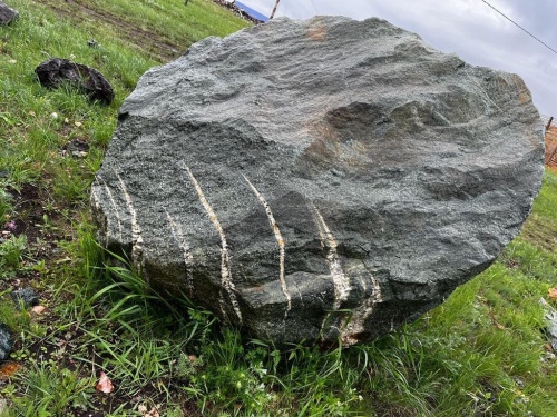 Гигантские зелёные валуны для ландшафтного дизайна весом более 5 тонн купить в Республике Крым