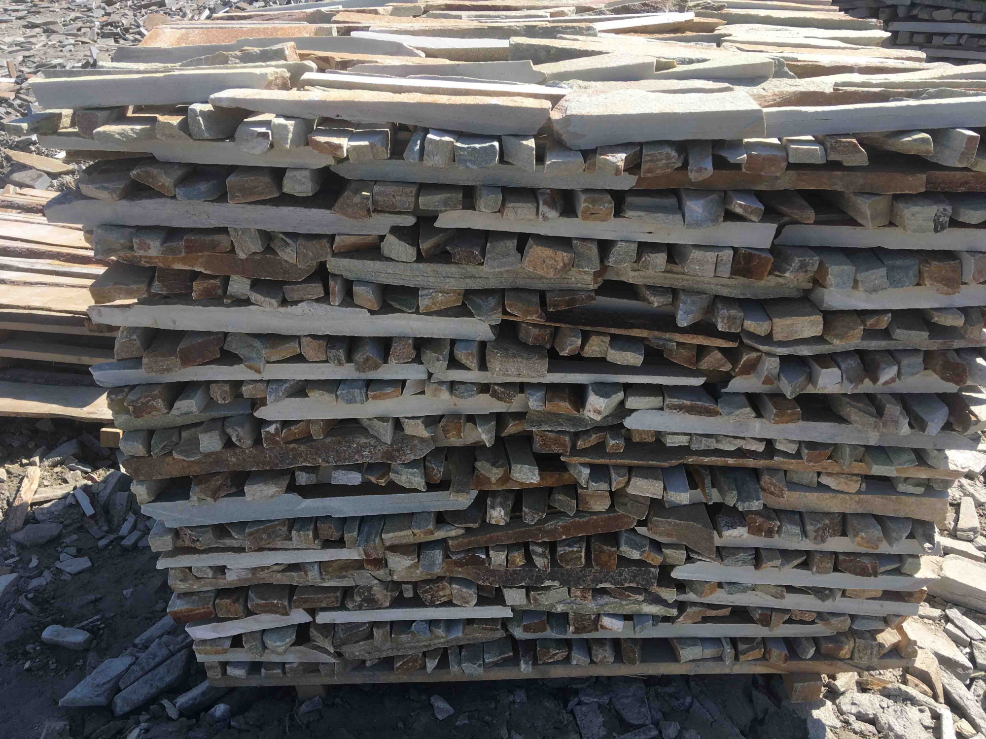 Горбушка златолит золотистый для облицовки купить в Республике Крым