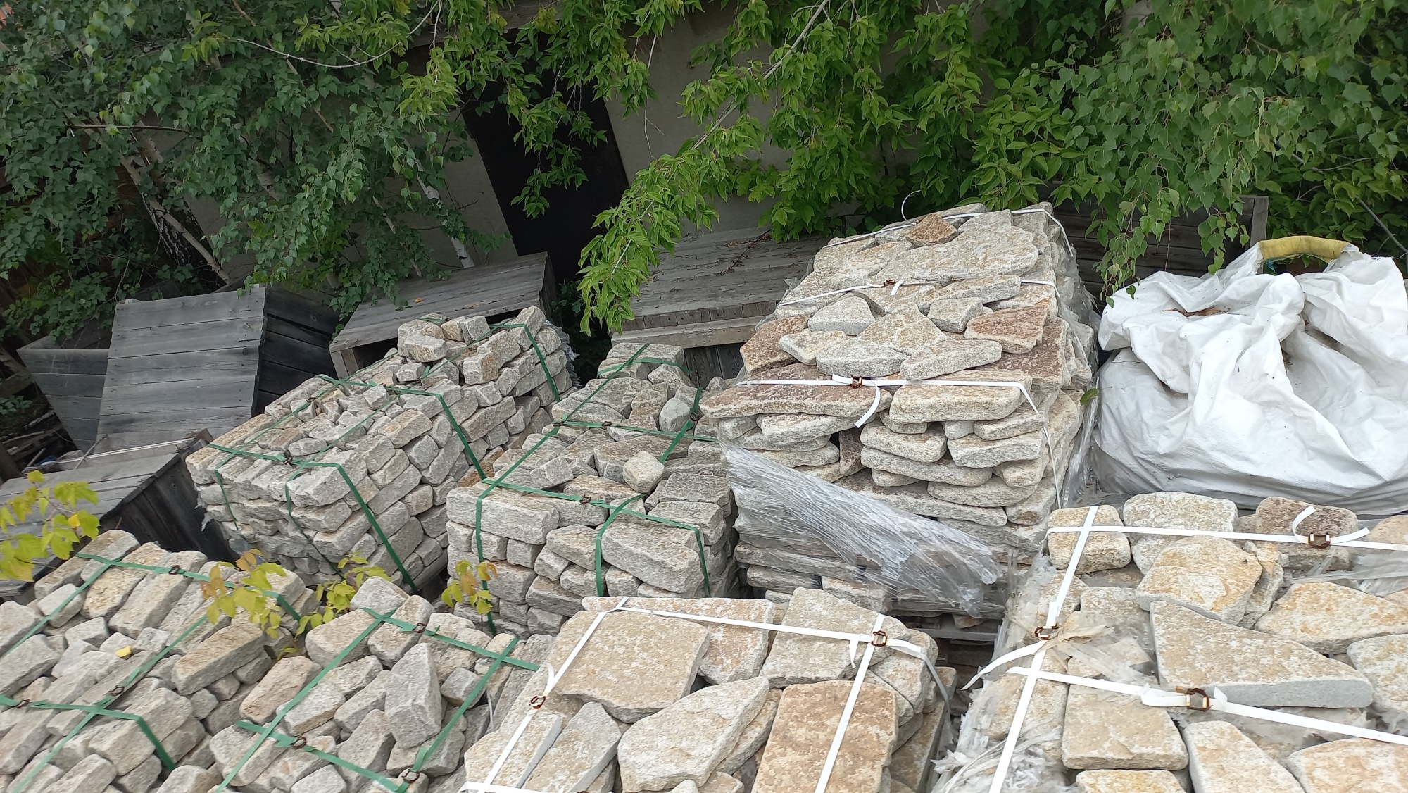 Плитняк гранитный галтованный купить в Республике Крым