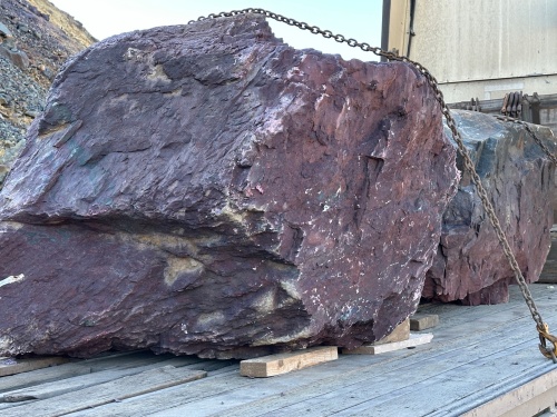 Огромные красно-фиолетовые валуны для ландшафтного дизайна весом более 5 тонн купить в Республике Крым