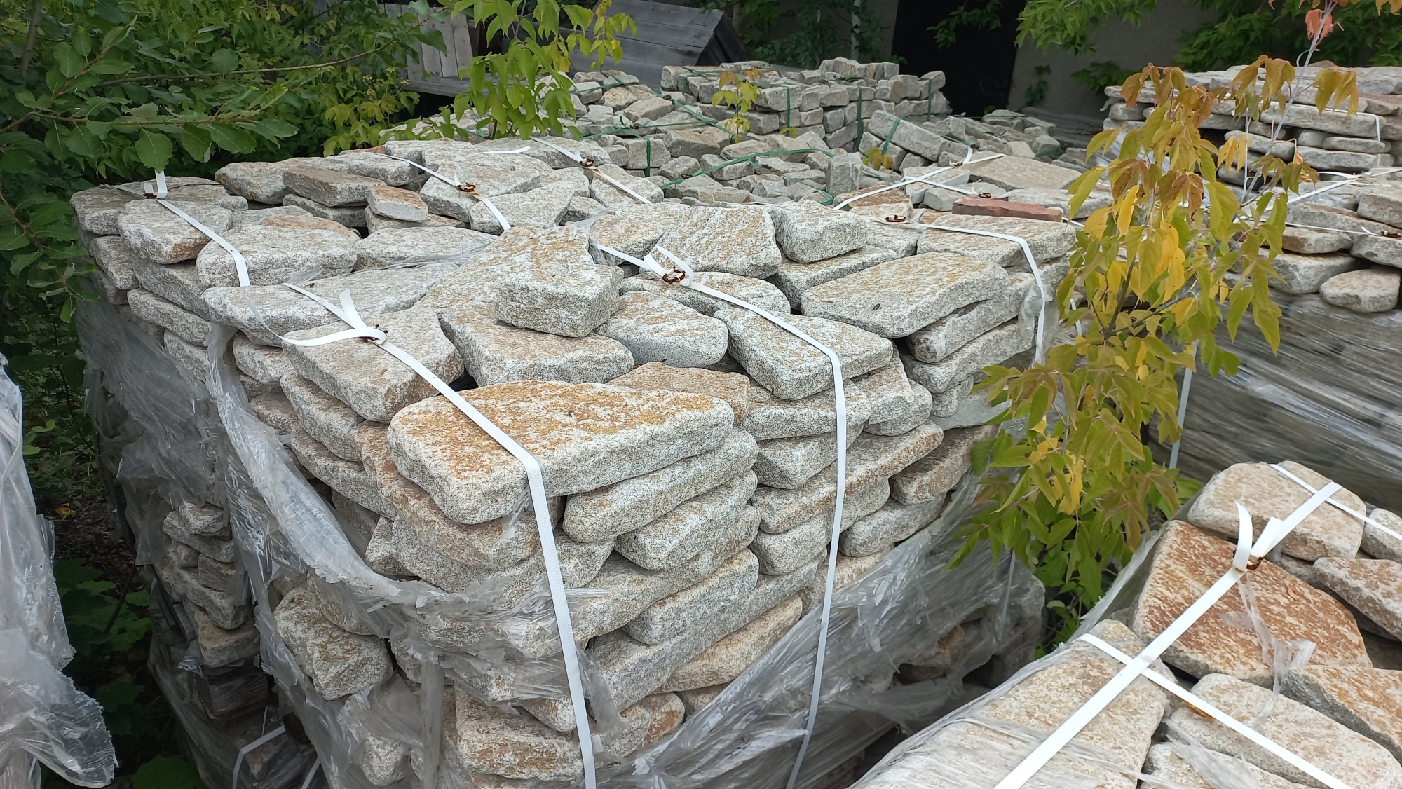 Плитняк галтованный гранитный для ландшафтного дизайна купить в Республике Крым