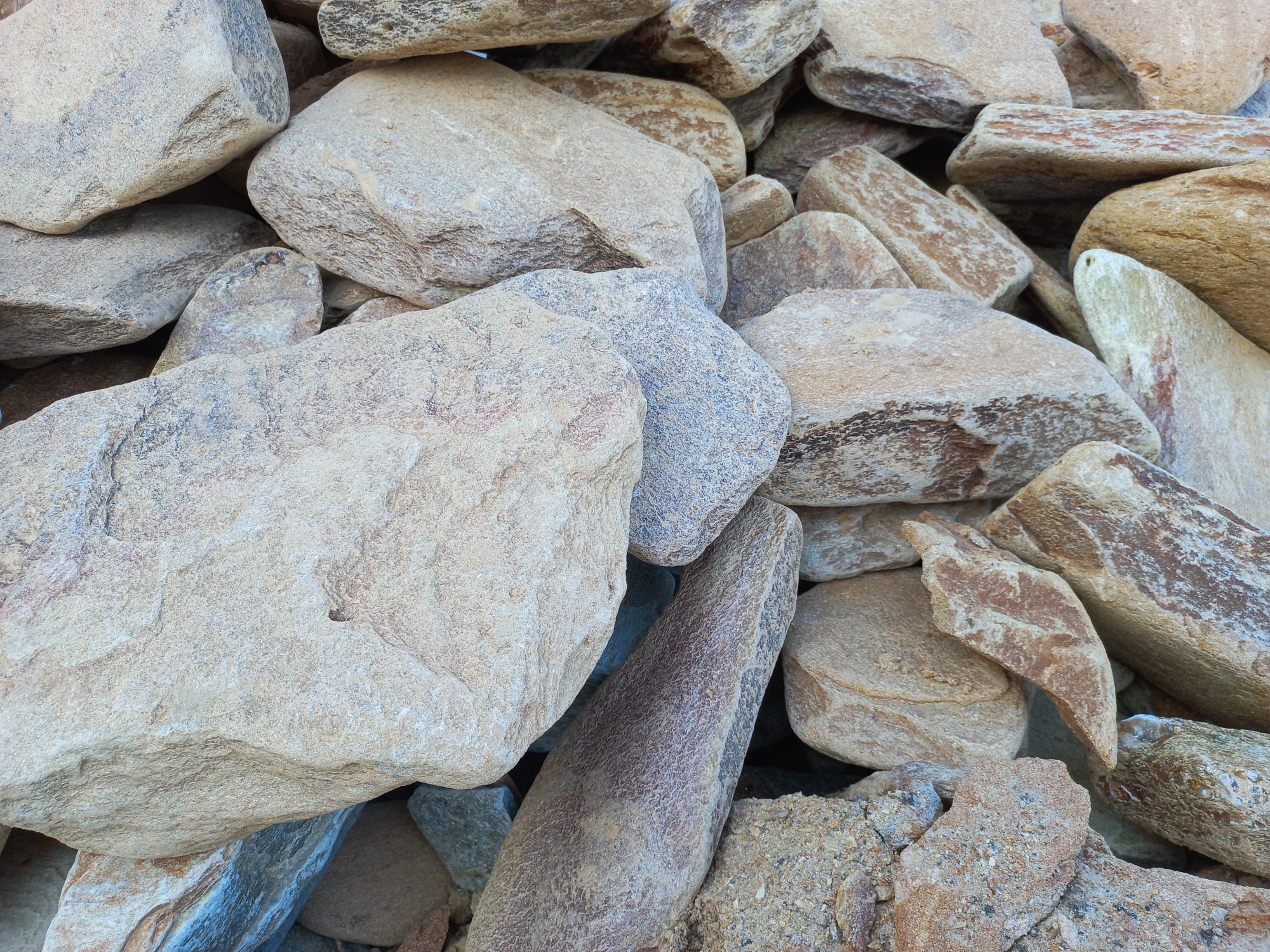 Златолит жёлтый, жёлто-зелёный глыбки и валуны для ланшафтного дизайна купить в Республике Крым