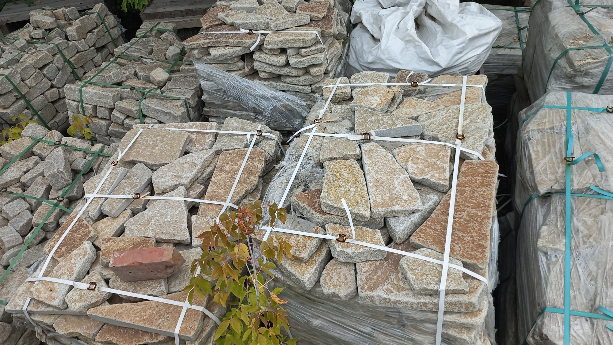 Плитняк гранитный галтованный купить в Республике Крым