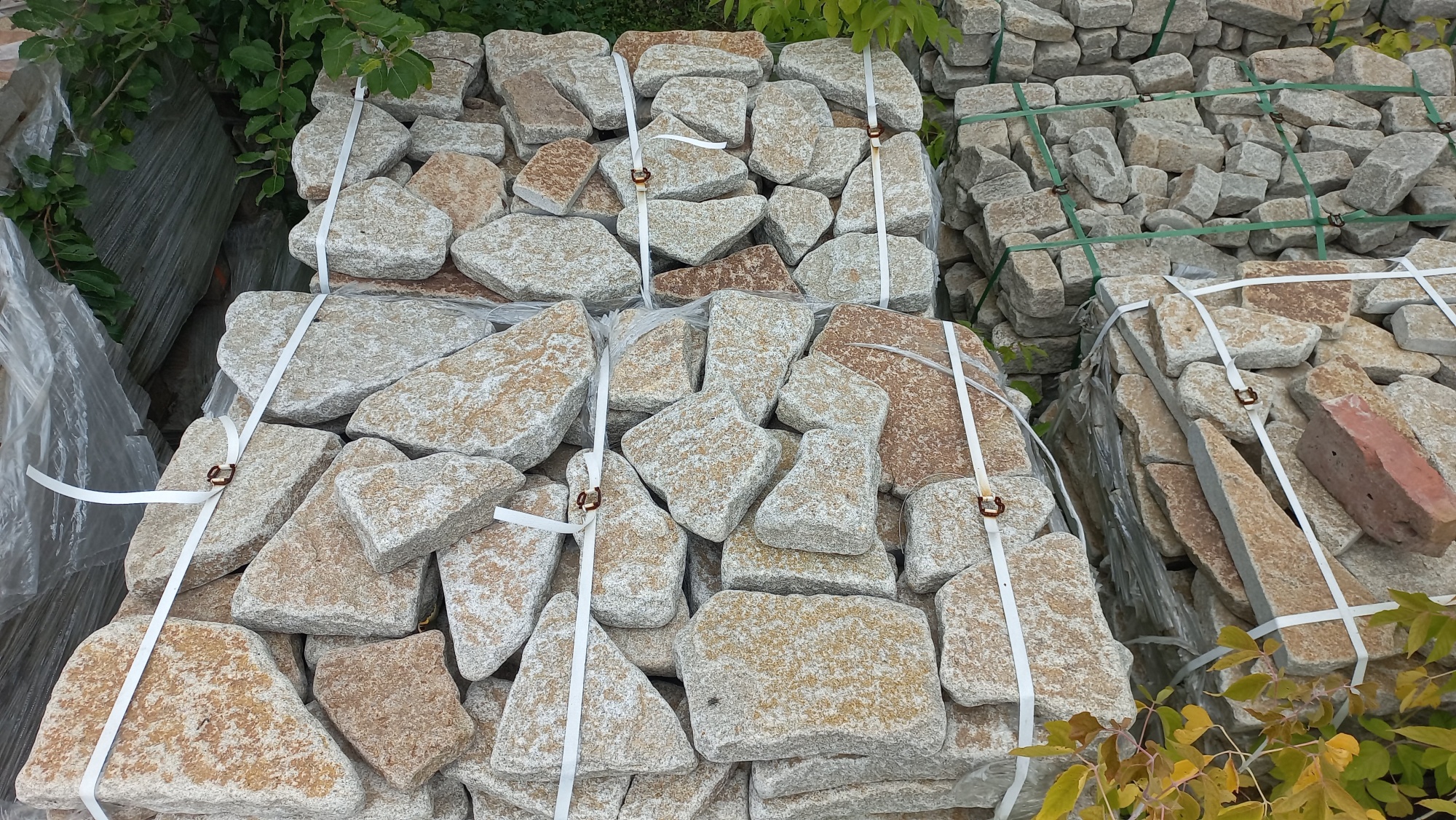 Гранитный плитняк галтованный для мощения купить в Республике Крым