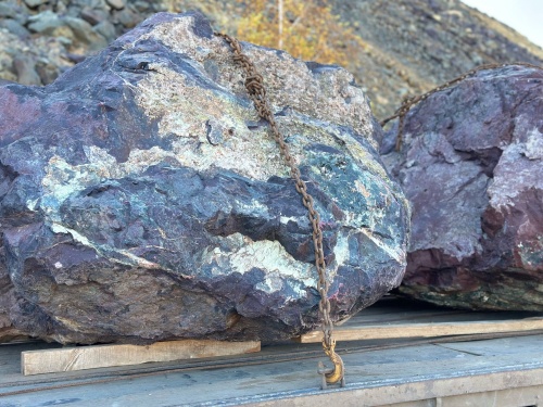 Огромные красно-фиолетовые валуны для ландшафтного дизайна весом более 5 тонн купить в Республике Крым