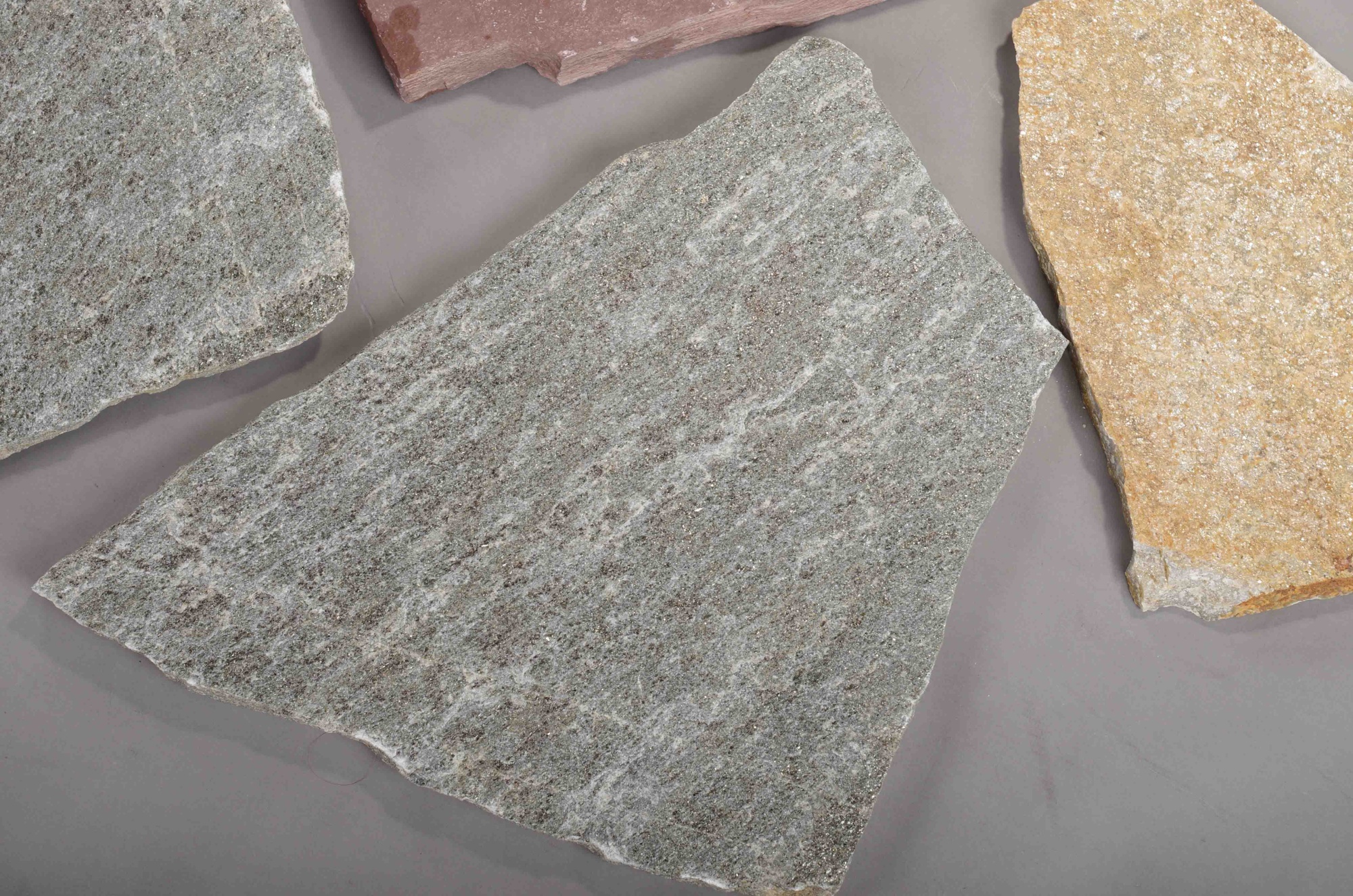 Плитняк златолит Уральский для цоколя, отмостки купить в Республике Крым