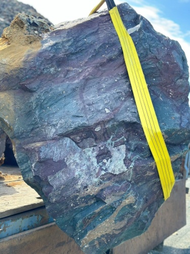 Валуны ландшафтные красно-фиолетовые